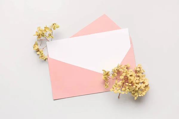 Boş Kartla Zarf Beyaz Arkaplanda Kurumuş Çiçekler — Stok fotoğraf