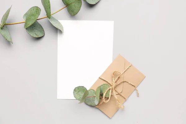 Samenstelling Met Blanco Kaart Enveloppe Eucalyptus Takken Witte Achtergrond — Stockfoto