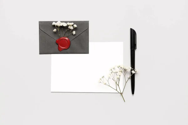 白い背景に空白のカード ペンとジプシーの花で構成 — ストック写真