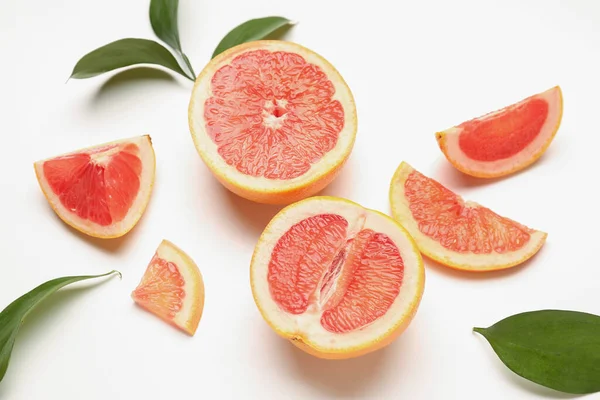 Összetétel Lédús Grapefruit Növényi Levelek Darabjaival Fehér Alapon — Stock Fotó