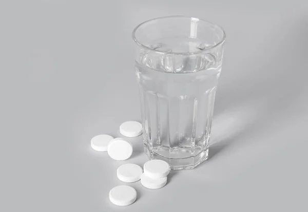 Lösliche Tabletten Und Ein Glas Wasser Auf Grauem Hintergrund — Stockfoto