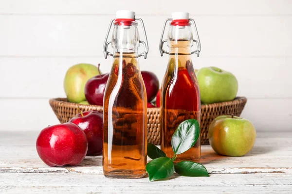 Glass Bottles Fresh Apple Cider Vinegar Basket Fruits White Wooden — Stock Photo, Image