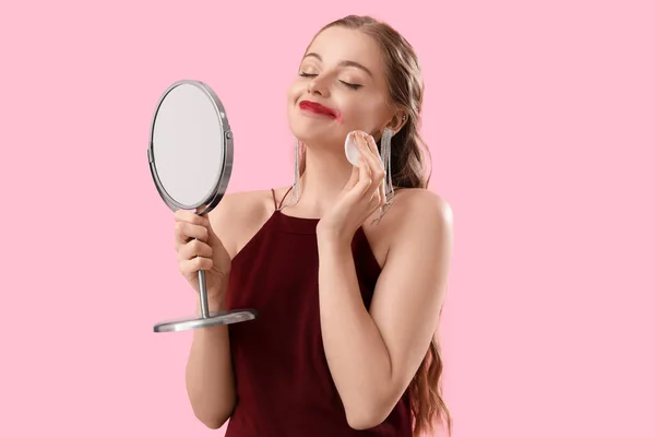 Jonge Vrouw Met Spiegel Verwijderen Van Make Roze Achtergrond — Stockfoto