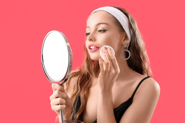 Ung Kvinna Med Spegel Bort Makeup Röd Bakgrund — Stockfoto