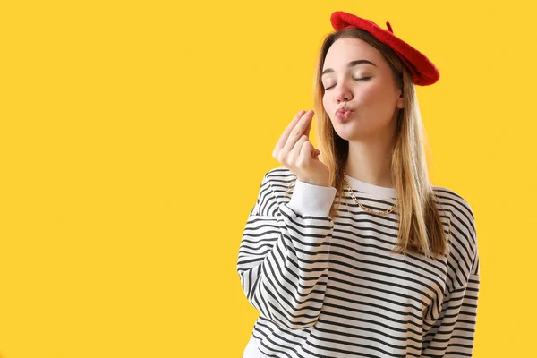 Jonge Vrouw Blazen Kus Gele Achtergrond — Stockfoto