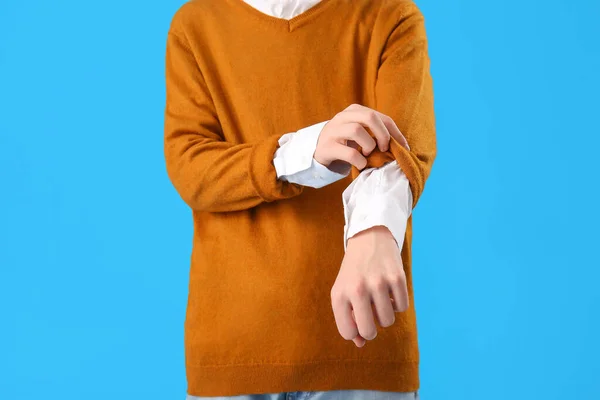 Teenage Chlapec Vyhrnout Rukáv Modrém Pozadí Detailní Záběr — Stock fotografie