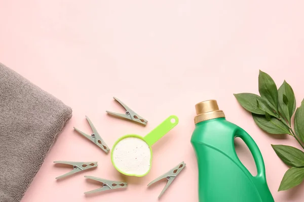 Waschmittel Wäscheklammern Pflanzenzweig Und Handtuch Auf Rosa Hintergrund — Stockfoto