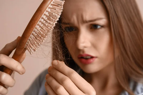 Bej Arka Planda Saç Dökülmesi Sorunu Olan Genç Bir Kadın — Stok fotoğraf