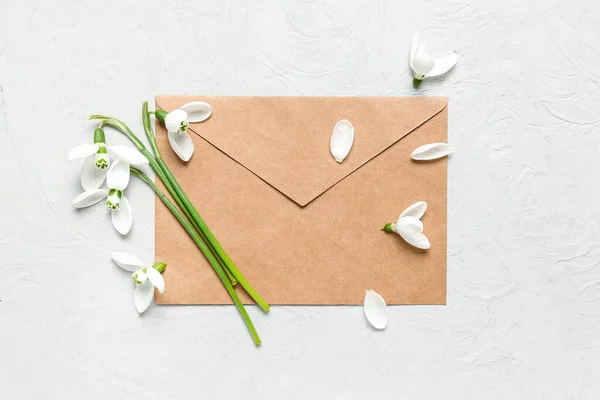Beautiful Snowdrops Envelope Grey Grunge Background — Stock Photo, Image