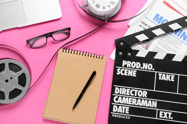 Σημειωματάριο Ταινία Clapper Ταινία Κύλινδρο Και Εφημερίδες Ροζ Φόντο — Φωτογραφία Αρχείου