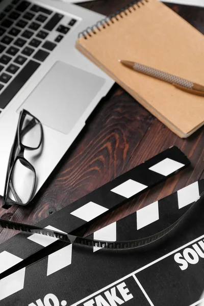 Gözlüklü Dizüstü Bilgisayar Film Alkışı Koyu Ahşap Arka Planda Defteri — Stok fotoğraf