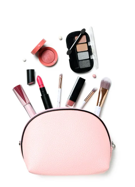 Stilvolle Tasche Mit Verschiedenen Kosmetikprodukten Auf Weißem Hintergrund — Stockfoto