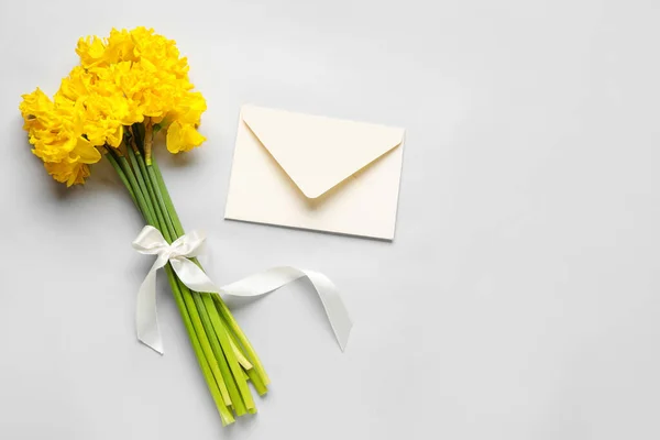 Beautiful Narcissus Flowers Ribbon Envelope Light Background — Stock Photo, Image
