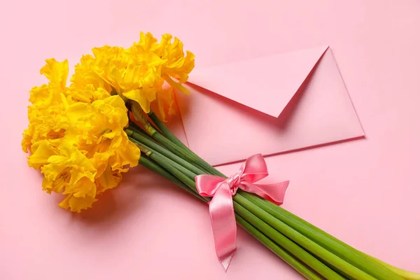 Beautiful Narcissus Flowers Pink Ribbon Envelope Color Background — Stock Photo, Image