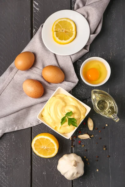 Schüssel Mit Schmackhafter Mayonnaise Sauce Und Zutaten Auf Dunklem Holztisch — Stockfoto