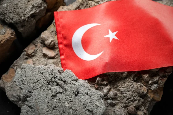 Каменные Обломки Турецким Флагом Тёмном Фоне Крупный План Концепция Землетрясения — стоковое фото