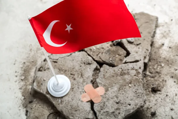 Kőtörmelék Orvosi Gipsszel Török Zászlóval Háttérben Közelkép Törökország Földrengés Koncepciója — Stock Fotó
