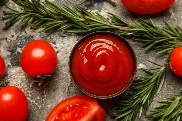 Cuenco Con Sabrosa Salsa Tomate Verduras Frescas Sobre Fondo Grunge — Foto de Stock