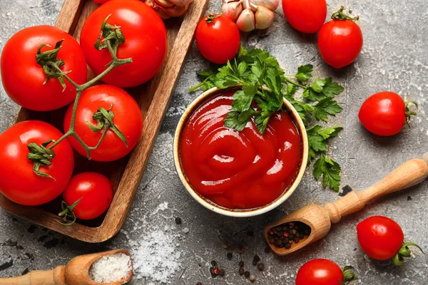 Schüssel Mit Leckerem Ketchup Und Frischem Gemüse Auf Grunge Hintergrund — Stockfoto