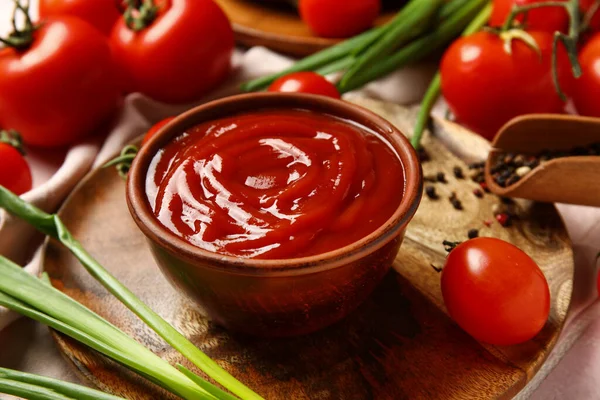 Bowl Tasty Ketchup Fresh Tomatoes Table Closeup — Stock Photo, Image
