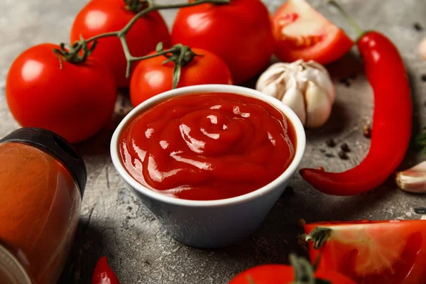Bowl Ízletes Ketchup Friss Paradicsom Grunge Háttér — Stock Fotó