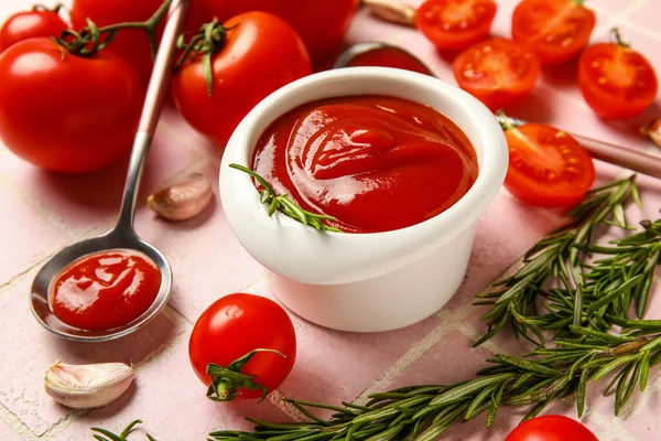 Bowl Tasty Ketchup Fresh Tomatoes Pink Tile Background Closeup — Stock Photo, Image