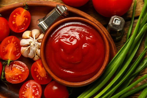 Bowl Tasty Ketchup Fresh Vegetables Table Closeup — Stock Photo, Image