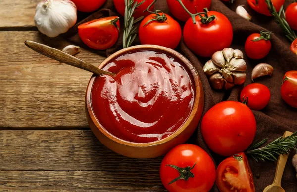 Skål Med Välsmakande Ketchup Och Färska Grönsaker Trä Bakgrund — Stockfoto