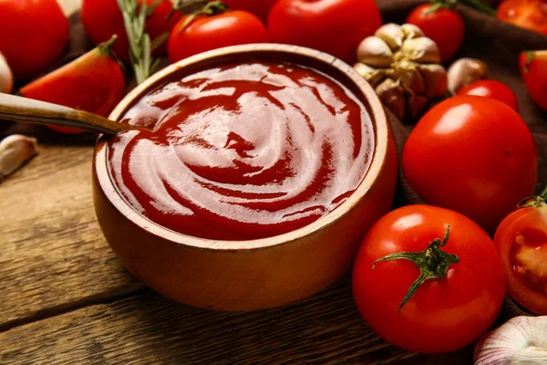 Bowl Tasty Ketchup Fresh Vegetables Wooden Background Closeup — Stock Photo, Image