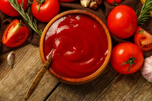 Schüssel Mit Leckerem Ketchup Und Frischem Gemüse Auf Holzgrund Nahaufnahme — Stockfoto