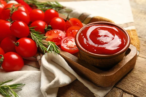Schüssel Mit Leckerem Ketchup Und Frischem Gemüse Auf Holzgrund — Stockfoto