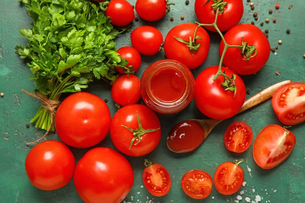 Jar Tasty Ketchup Fresh Vegetables Green Grunge Background — Stock Photo, Image