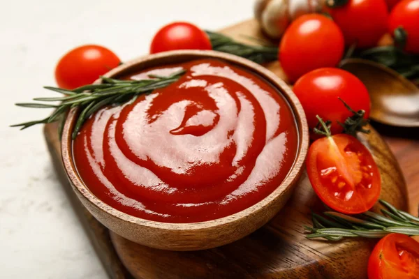 Tigela Com Ketchup Saboroso Legumes Frescos Fundo Claro Close — Fotografia de Stock