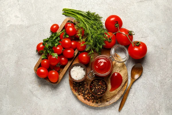 Jar Tasty Ketchup Fresh Vegetables Light Background — Stock Photo, Image
