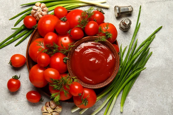 Bowl Tasty Ketchup Fresh Vegetables Light Background — Stock Photo, Image