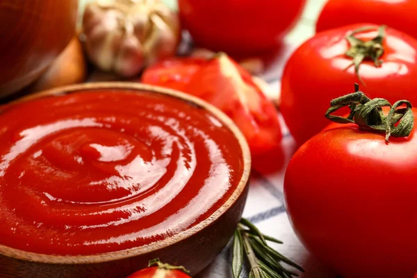 Bowl Tasty Ketchup Fresh Tomatoes Table Closeup — Stock Photo, Image
