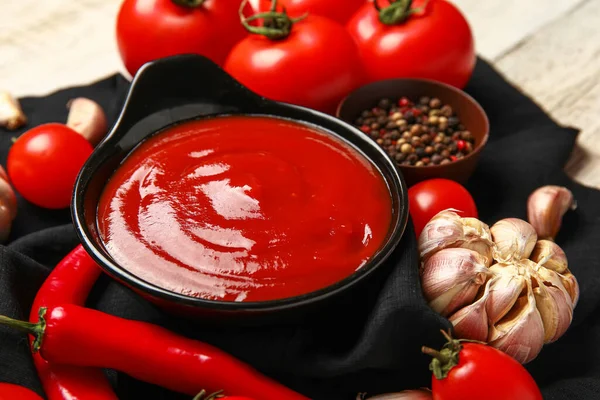 Schüssel Mit Leckerem Ketchup Und Frischem Gemüse Auf Dem Tisch — Stockfoto