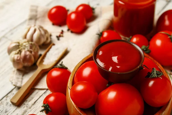 Bowls Tasty Ketchup Fresh Vegetables Table Closeup — Stock Photo, Image