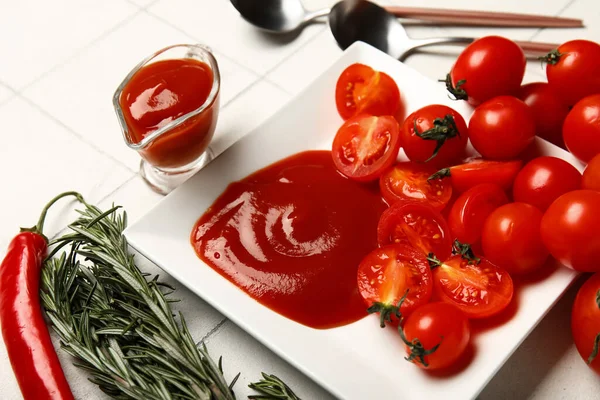 Teller Mit Leckerem Ketchup Und Frischem Gemüse Auf Weißem Fliesenhintergrund — Stockfoto