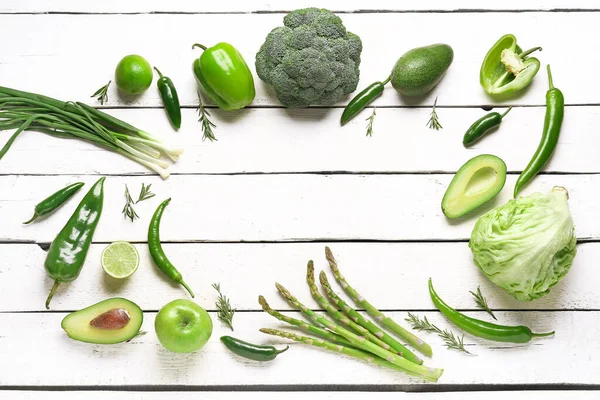 Marco Hecho Diferentes Verduras Verdes Sobre Fondo Madera Blanca — Foto de Stock