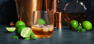 Bir bardak rom, buzlu, limonlu ve naneli.