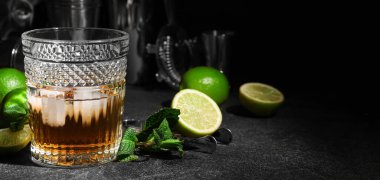 Koyu arkaplanda buzlu, naneli ve limonlu rom ve metin için yer var.