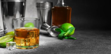 Buzlu bir bardak rom, naneli, kireçli ve sallanan gri arka planda metin için boşluk