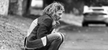 Dışarıdaki zavallı evsiz adamın siyah beyaz portresi