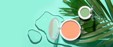 Turkuaz arka planda tropikal yaprak ile profesyonel makyaj kozmetikleri ve metin için alan