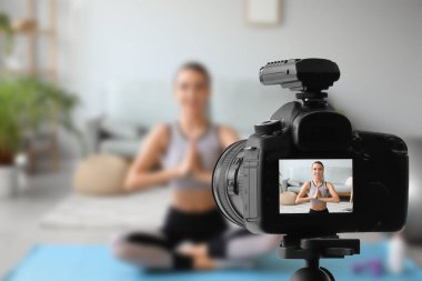Kadın spor blogcusu evde video kaydediyor
