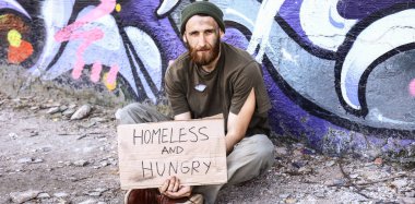 Zavallı evsiz adam açık havada yardım için yalvarıyor