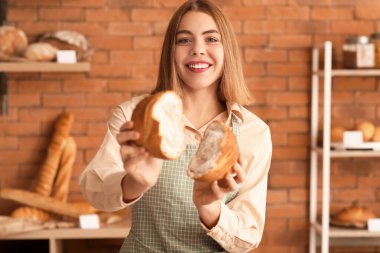 Mutfakta taze ekmeği olan kadın fırıncı.