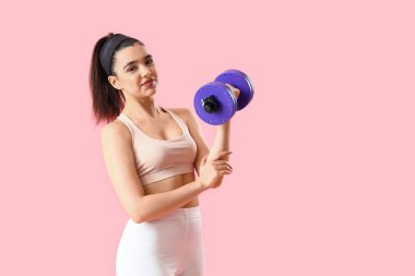 Pembe arka planda dambılı olan genç bir bayan.