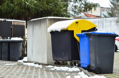 Kış günü şehirdeki çöp konteynırlarının görüntüsü